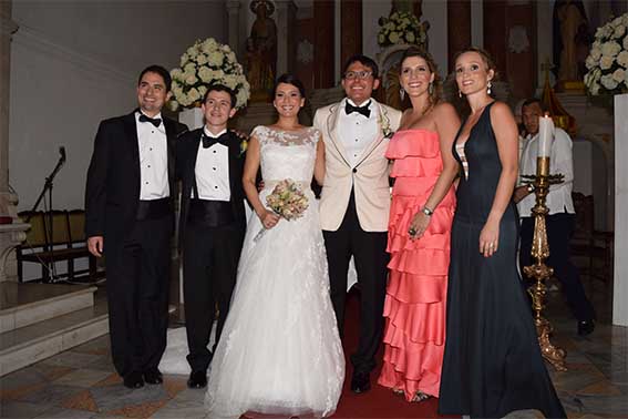Los esposos junto a sus padrinos Luis Aarón, Enrique Vives, Mary Alejandra Abello y Natalia Arbeláez.